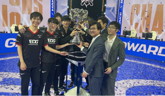 穿着极其 穿着极其