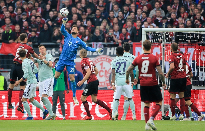 在泳池里 在泳池里